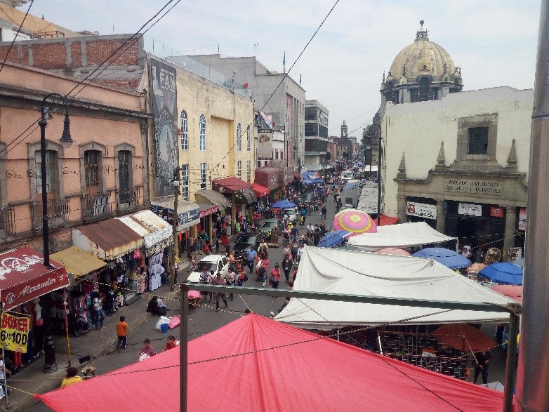 Los profesionistas en el comercio popular en Tepito