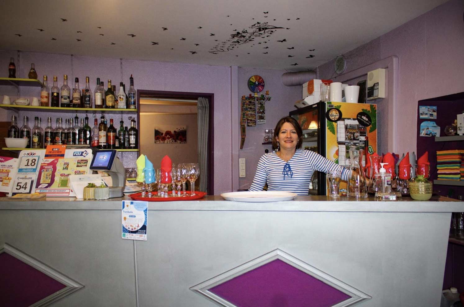 Melanie administra el único café abierto del centro de Echassières