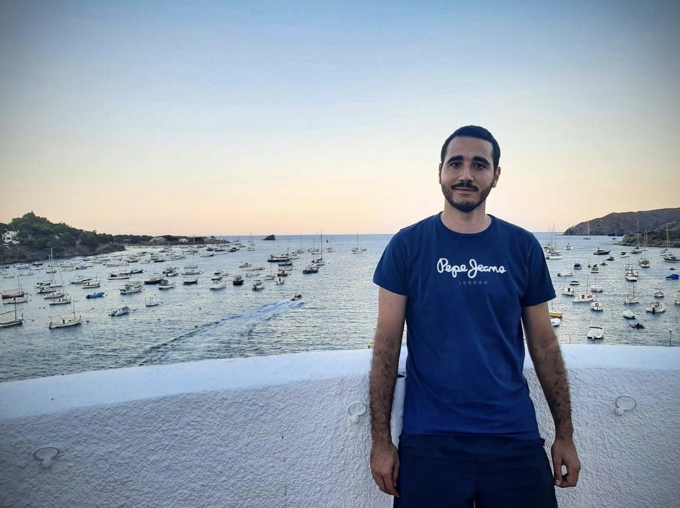 Ismael Vila en la terraza del Ayuntamiento del pueblo de Cadaqués, del cual es uno de sus 2800 habitantes