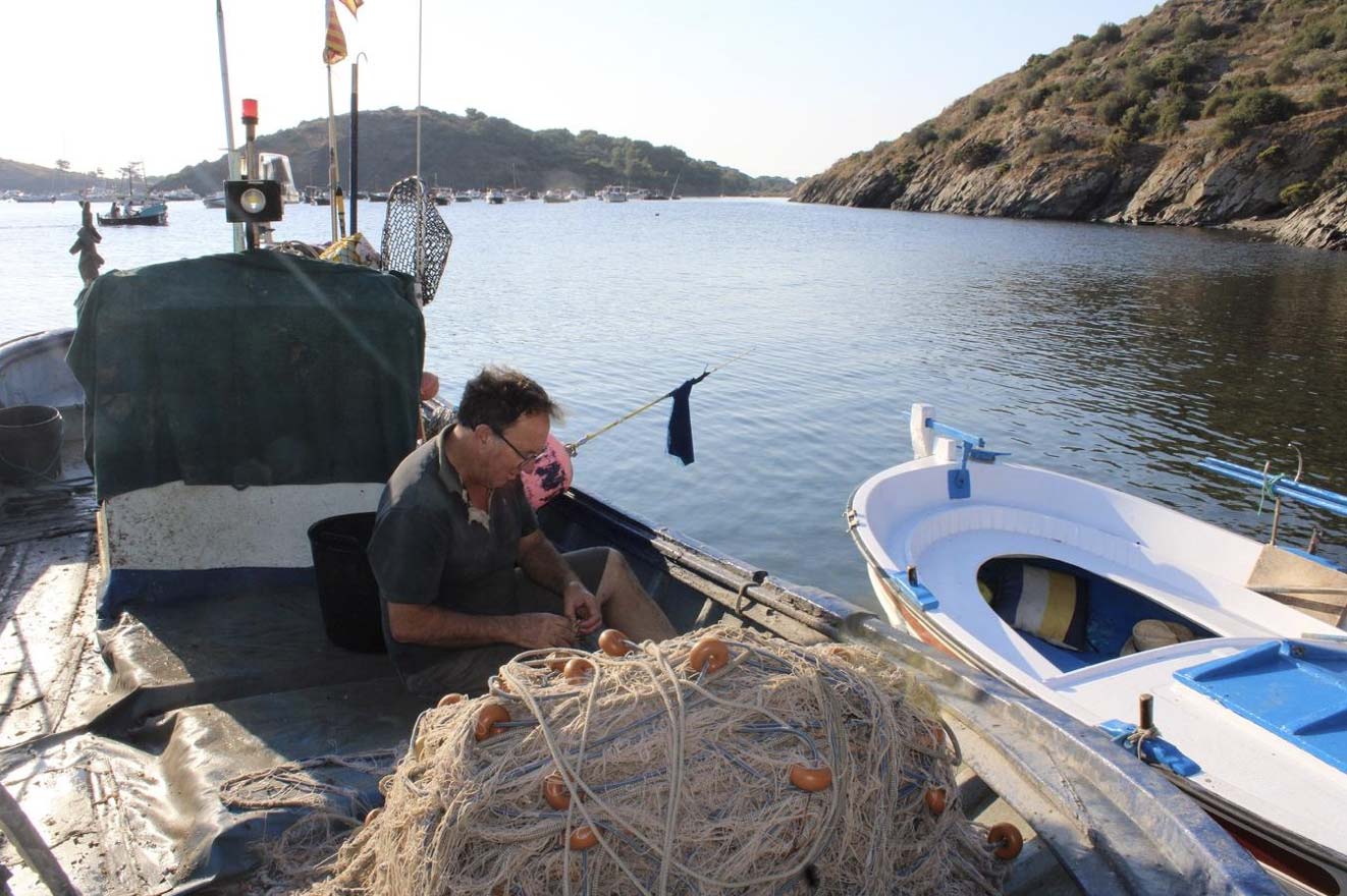 Moisés Tibau es uno de los pocos pescadores que zarpan cada mañana desde el embarcadero de Portlligat